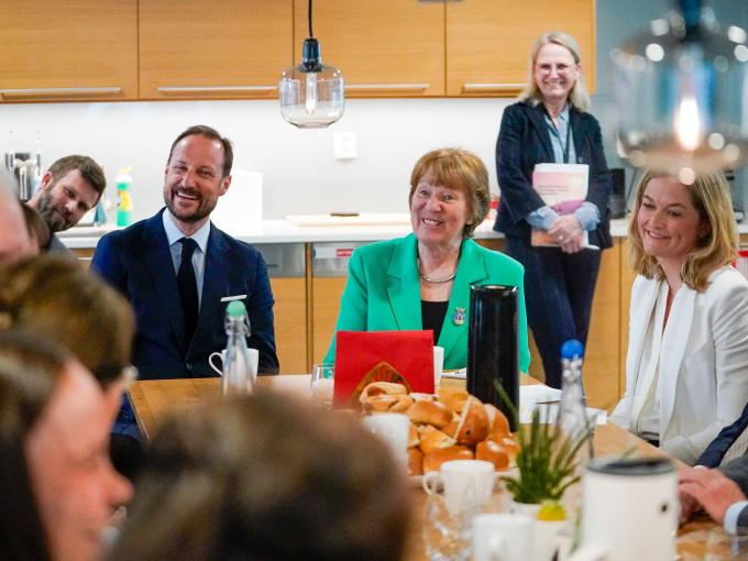 Kronprins Haakon og ordfører Marianne Borgen møter de ansatte i Norges institusjon for menneskerettigheter. Foto: Terje Pedersen / NTB